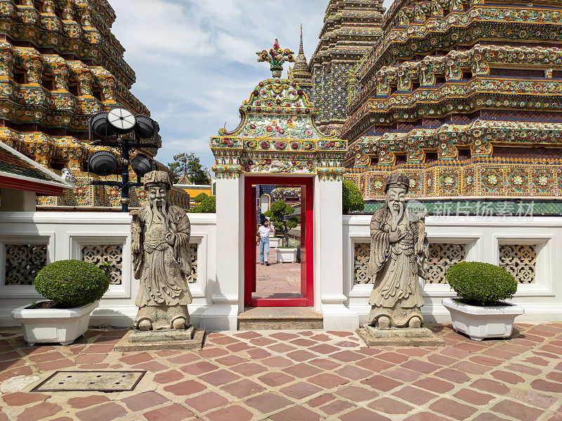 泰国曼谷- 2020年9月17日:卧佛寺(Wat Phra Chetuphon, Wat Pho)位于华丽的翡翠佛寺(Temple of the Emerald Buddha)后面。